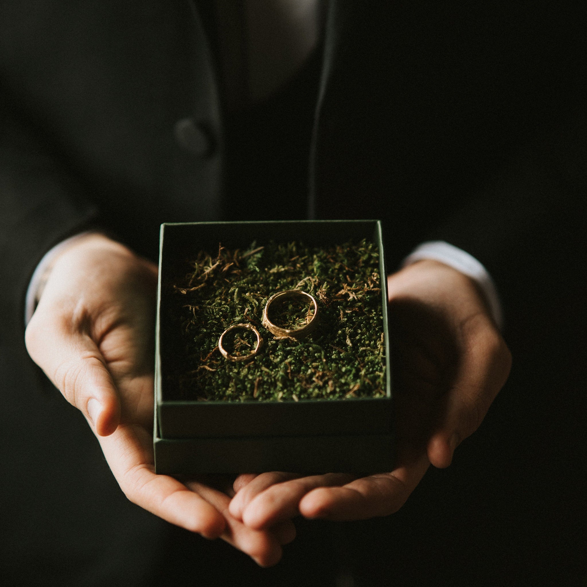 Ivy stem wedding band