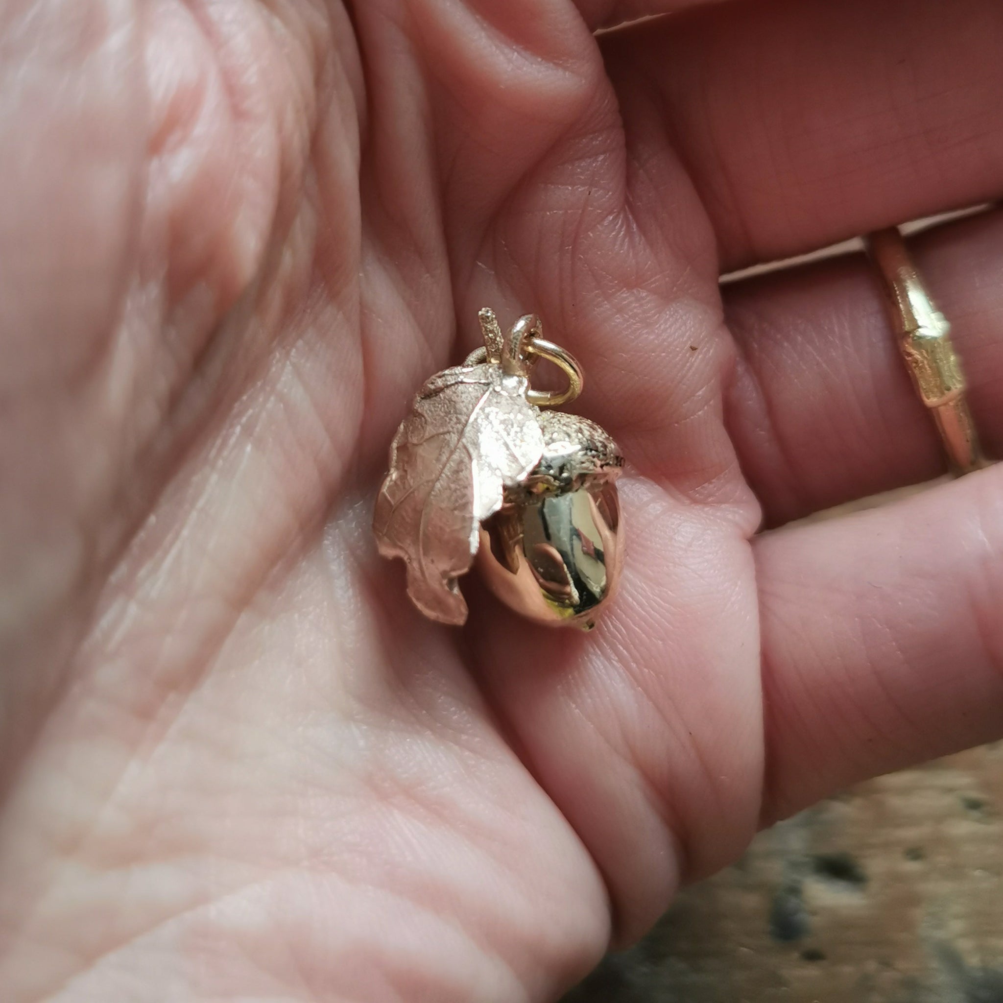 Small Acorn Ashes Pendant 9ct Gold